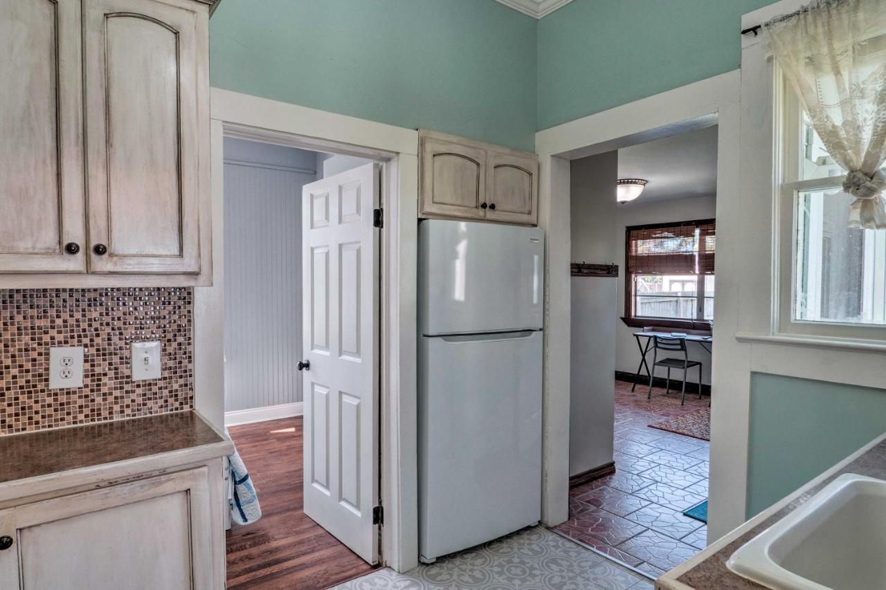 Lake Charles Cottage With Fireplace And Yard! Εξωτερικό φωτογραφία