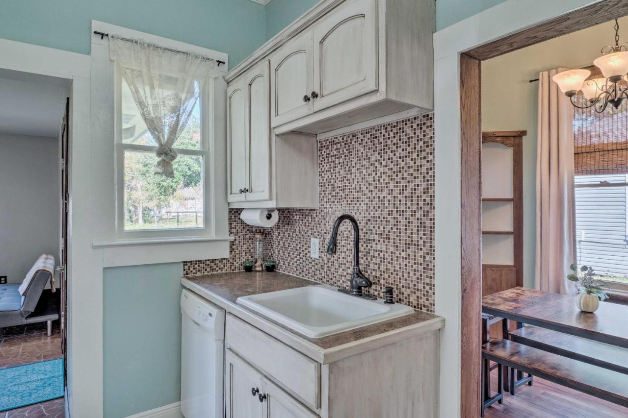 Lake Charles Cottage With Fireplace And Yard! Εξωτερικό φωτογραφία